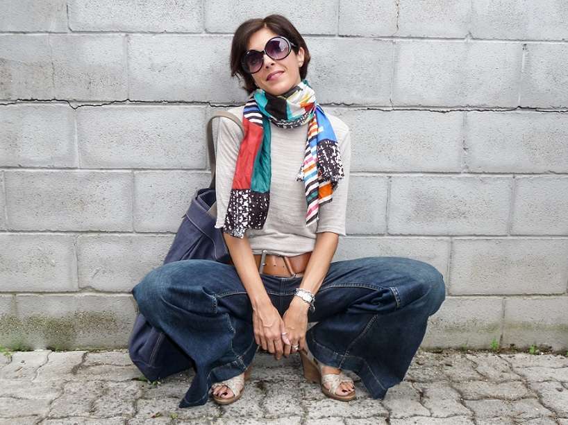 Look seventies con foulard colorato