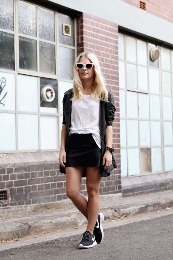 Look sporty chic con gonna nera
