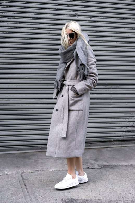 Sneakers bianche e cappotto grigio