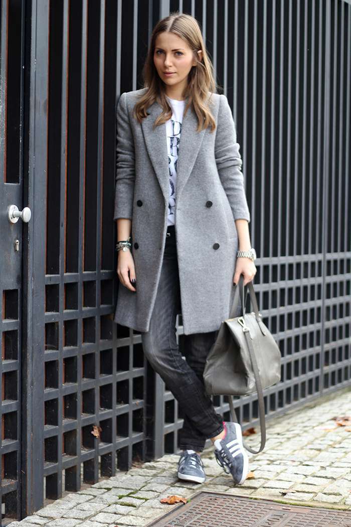 Sneakers e cappotto grigio