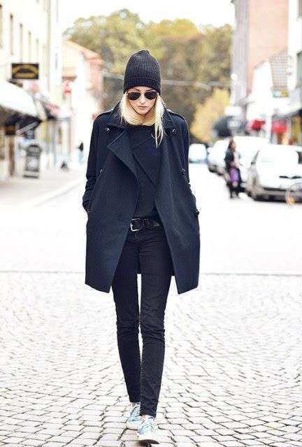 Sneakers e cappotto nero