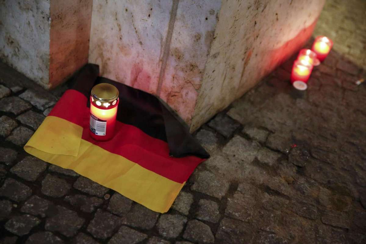 Angela Merkel piange le vittime