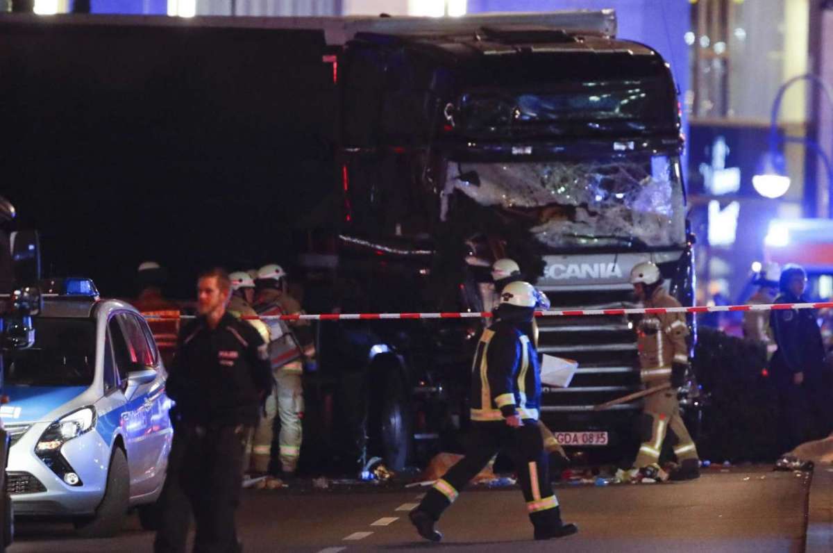 Attentato a Berlino: tir sulla folla ai mercatini di Natale