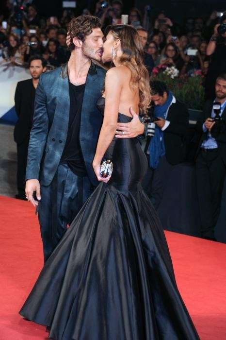 Bacio appassionato sul red carpet per Belen e Stefano