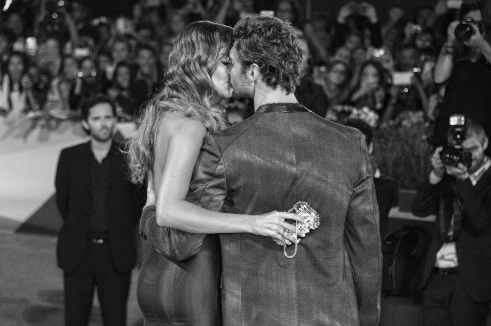 Belen e Stefano si baciano sul red carpet