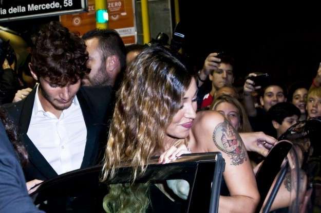 Belen Rodriguez e Stefano De Martino entrano in auto