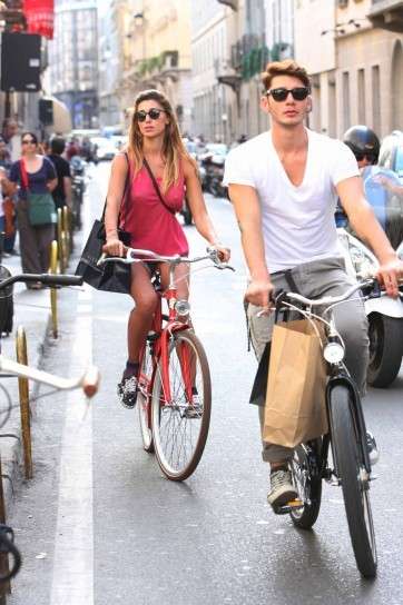 Belen Rodriguez e Stefano De Martino in bici