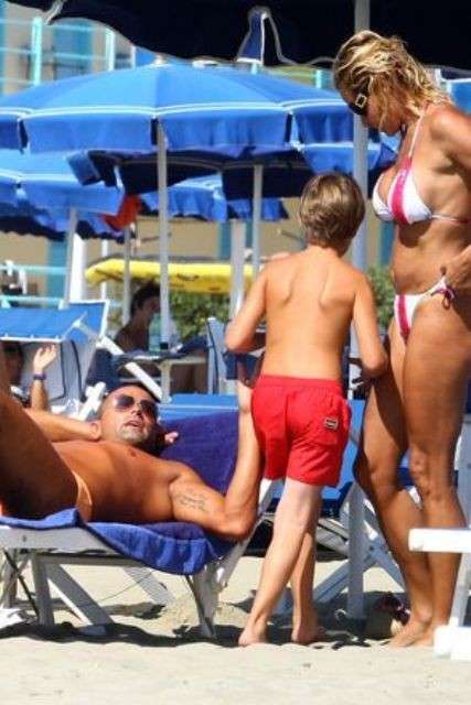 Bettarini e l'ex moglie con i figli al mare