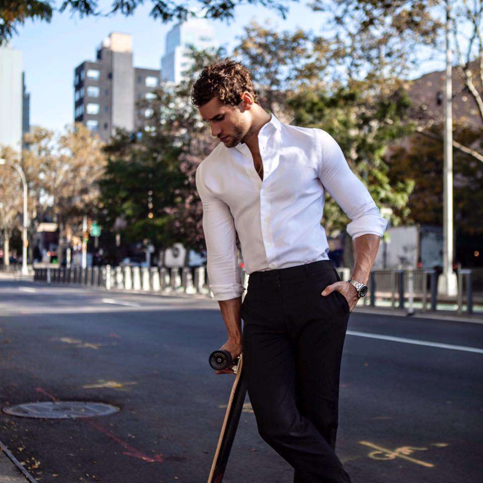 Camicia bianca e pantalone nero per lo chef