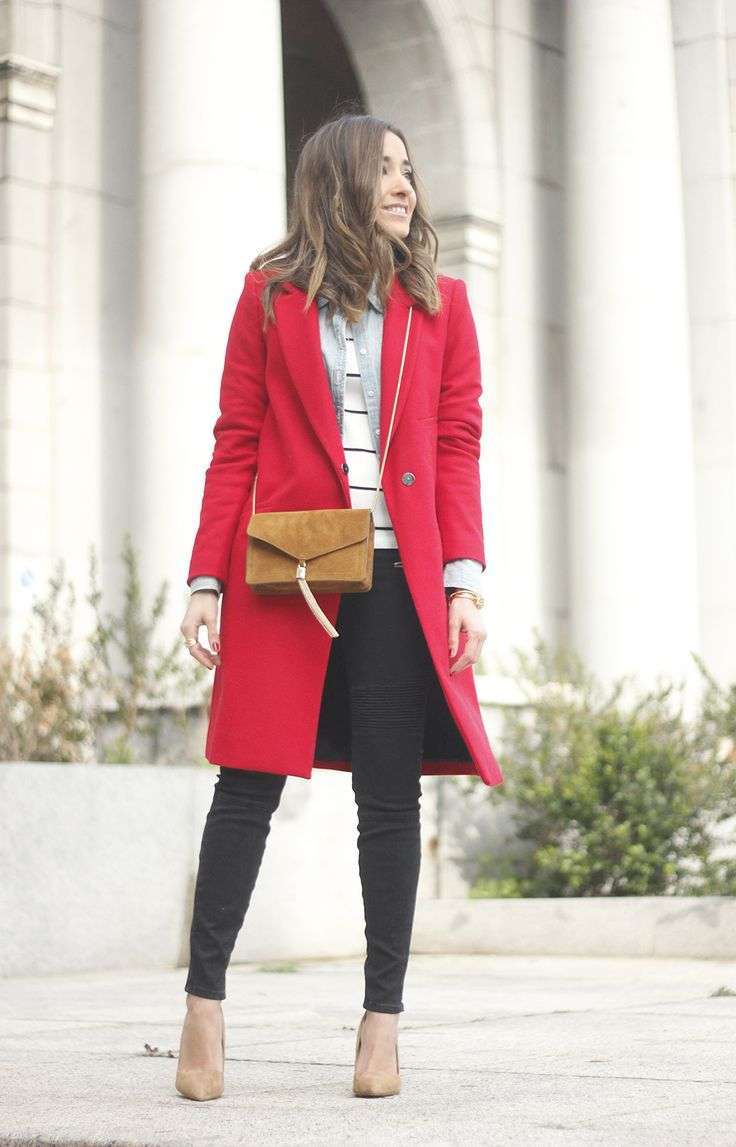 Cappotto rosso e borsa beige