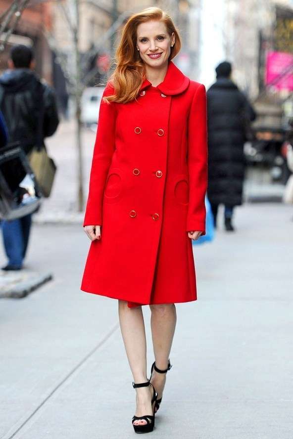 Coat dress rosso e scarpe nere