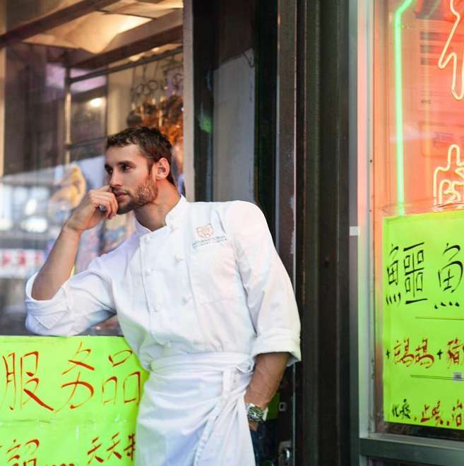 Franco Noriega all'esterno del suo ristorante