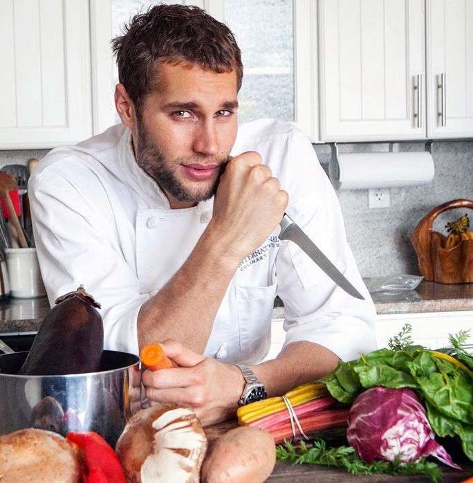 Lo sguardo sensuale del modello e chef