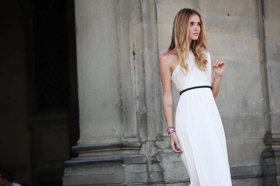 Abito bianco per Chiara Ferragni