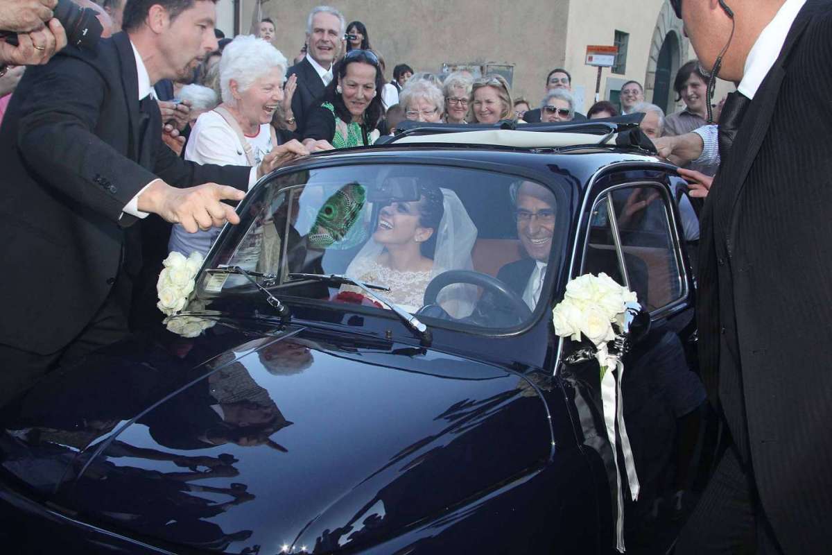 Carlo e Francesca in auto nel giorno delle nozze