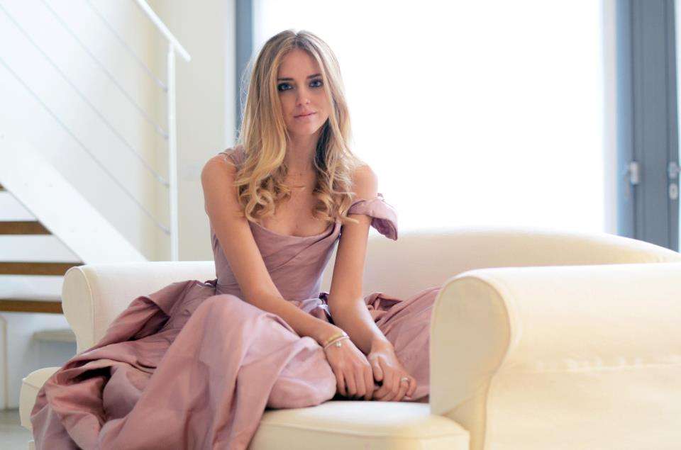 Chiara Ferragni sul divano