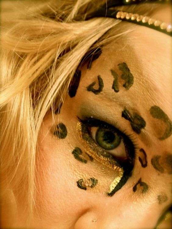 Dettaglio trucco occhi da leopardo per Carnevale