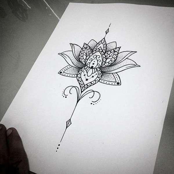 Disegno tatuaggio mandala fiore di loto