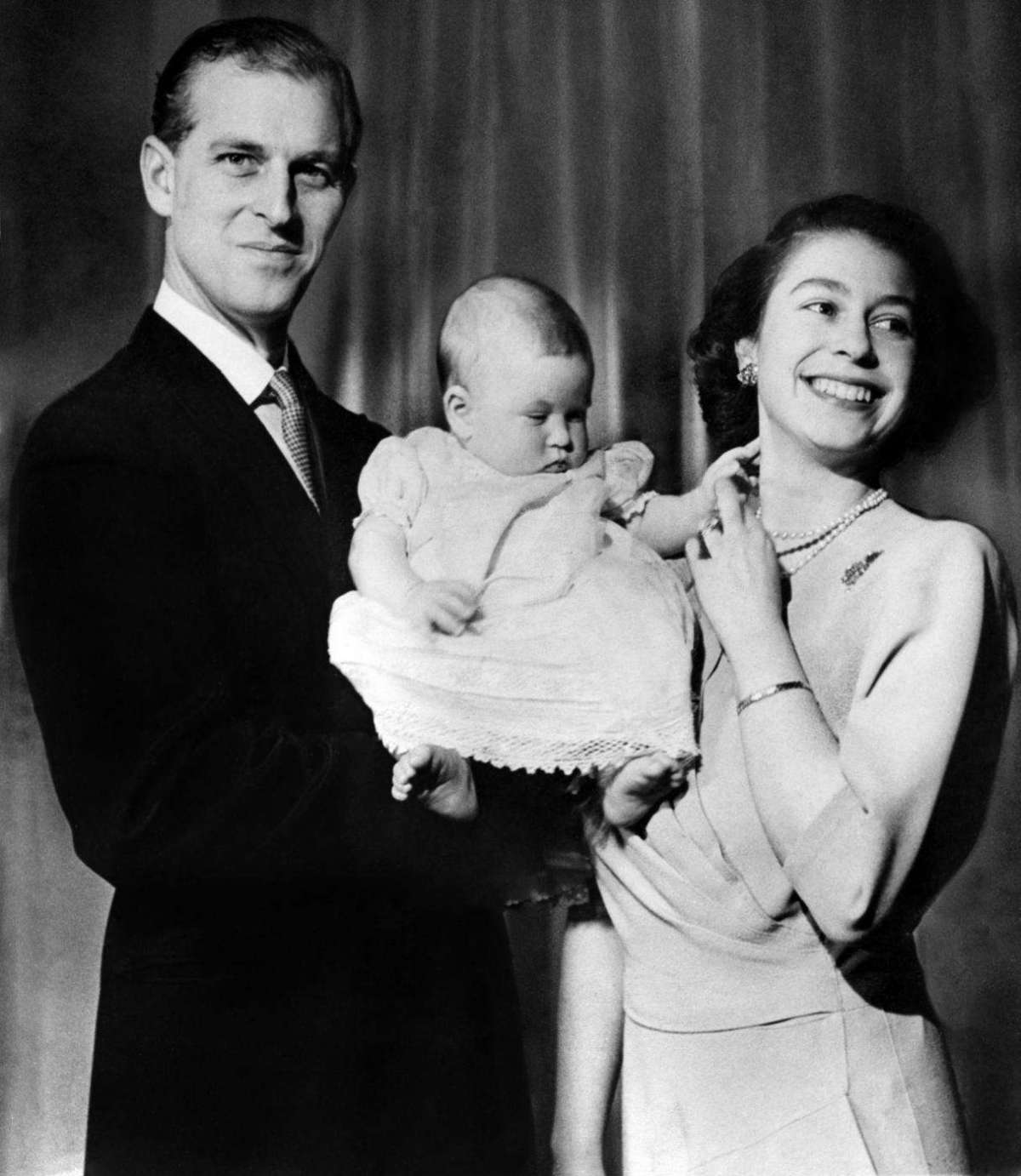 Elisabetta e il principe Filippo con il loro primogenito