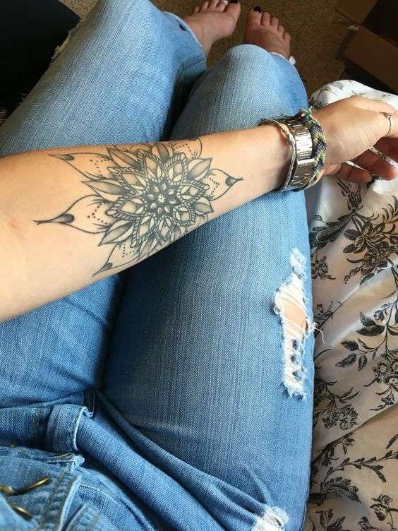 Esempio di tatuaggio mandala sul braccio