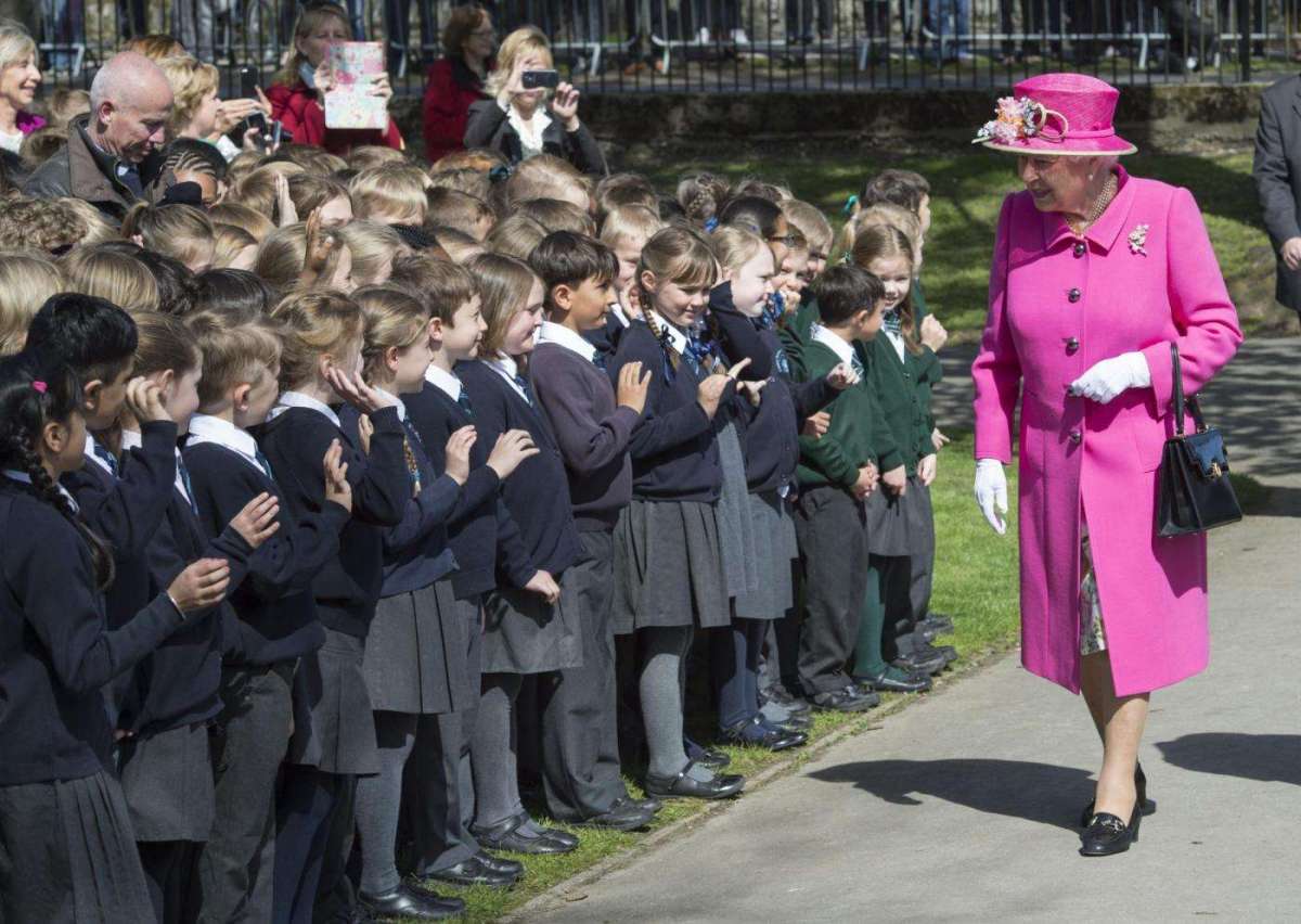 Gli allievi di una scuola inglese salutano la regina