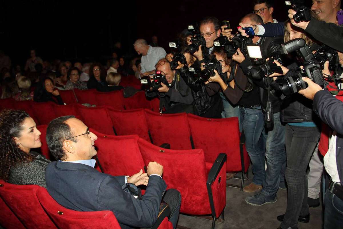 Il conduttore Rai con la moglie a teatro