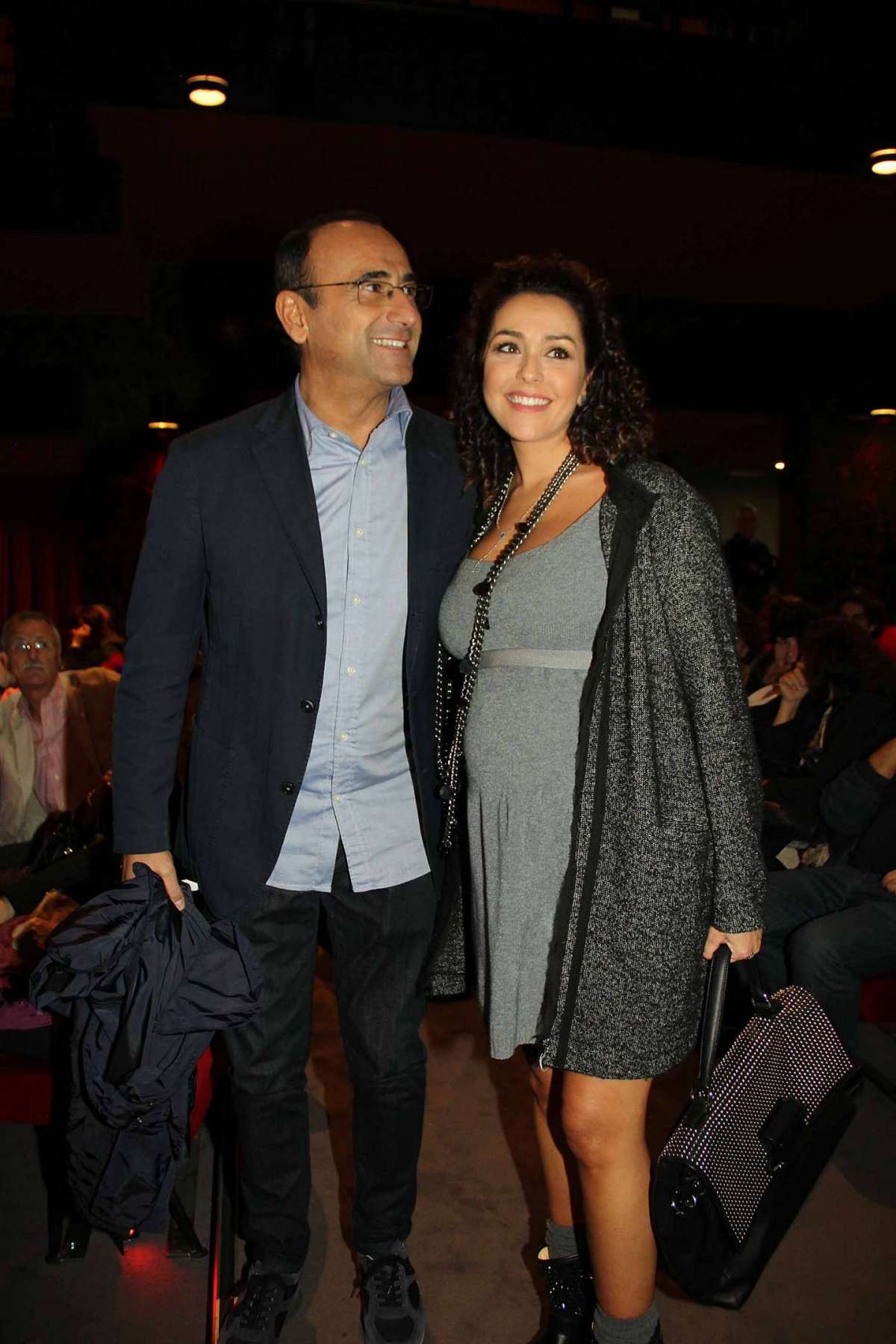 Il presentatore tv a teatro con la moglie Francesca Vaccaro in dolce attesa