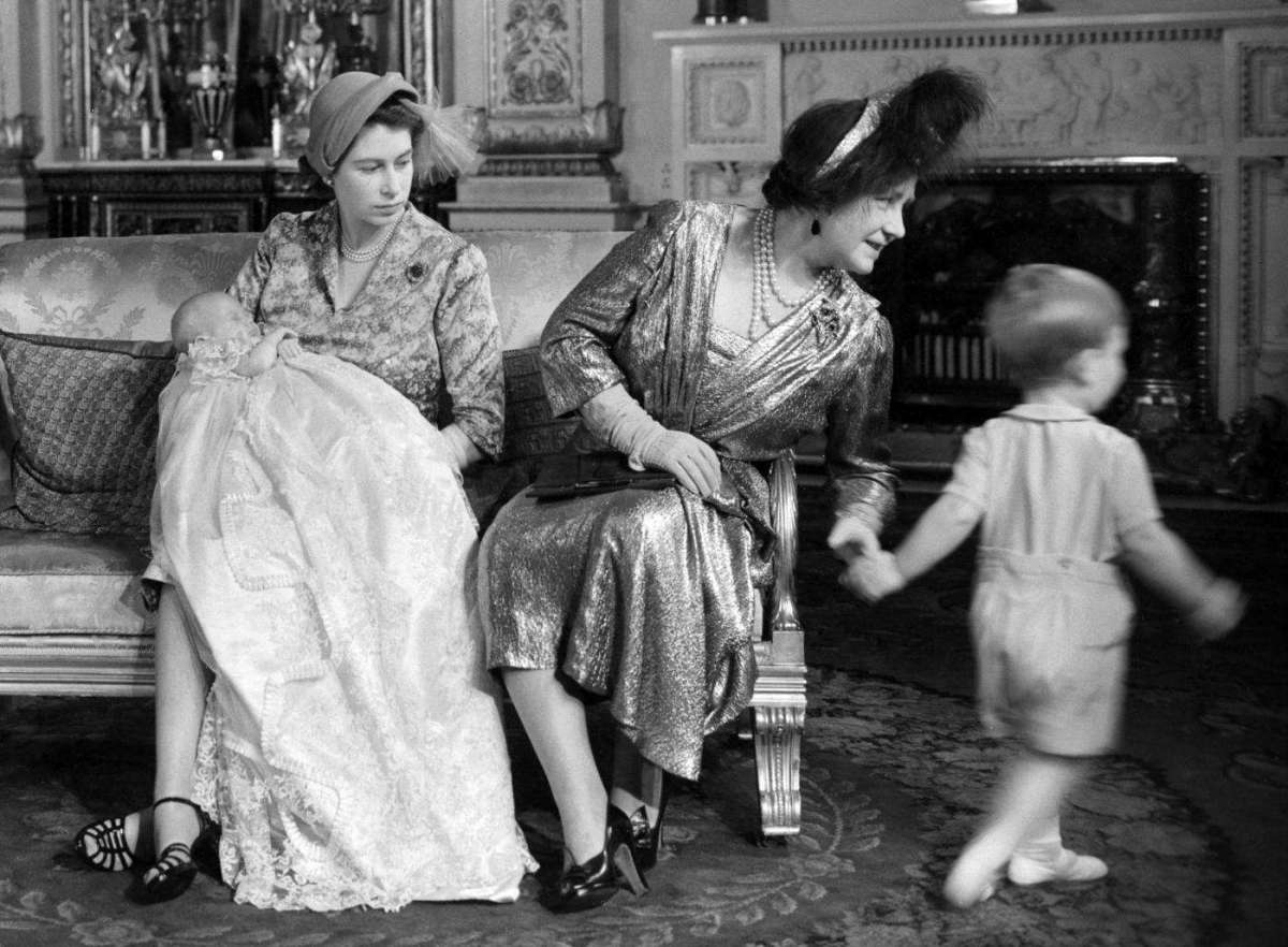 Il principe Carlo si allontana dalla nonna