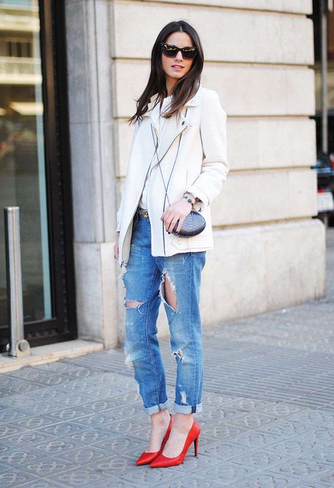 Jeans strappati e scarpe con tacco