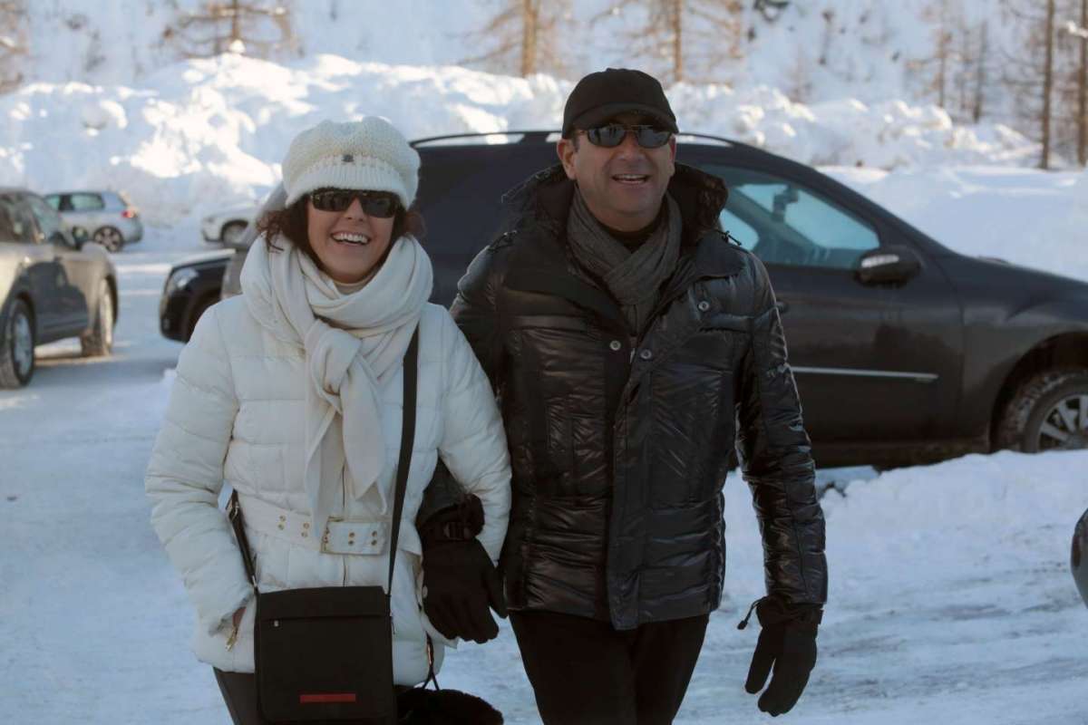 L'autore e conduttore tv con la moglie sulla neve