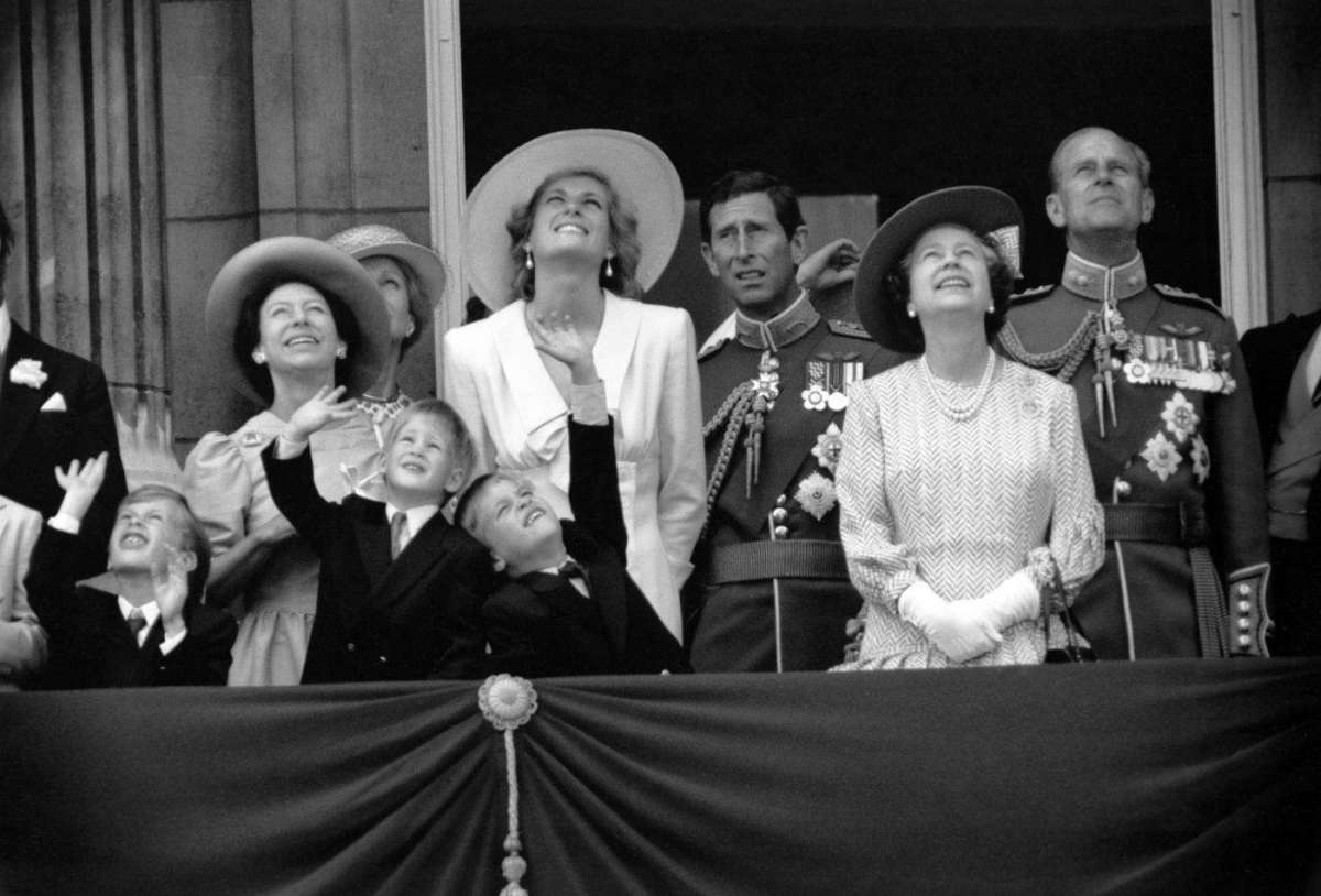 La famiglia reale inglese al gran completo sul balcone del palazzo reale