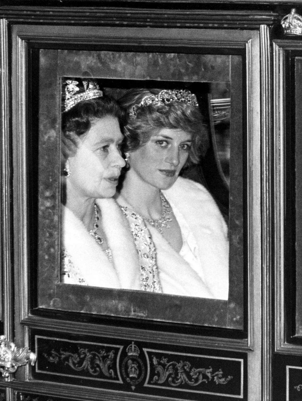 La regina Elisabetta con Lady Diana