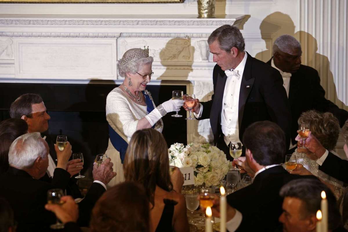 La regina Elisabetta e George W Bush alla Casa Bianca nel 2007