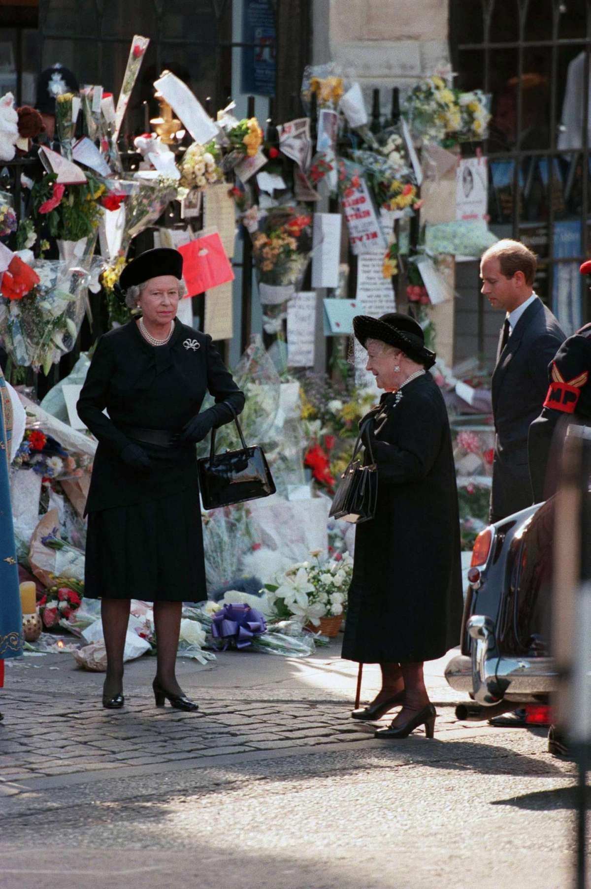 La regina Elisabetta e la regina madre ai funerali di Lady Diana nel 1997