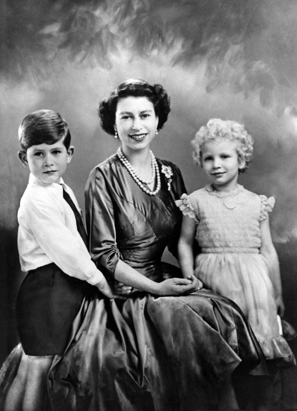 La regina Elisabetta II con il principe Carlo e la principessa Anna nel 1954