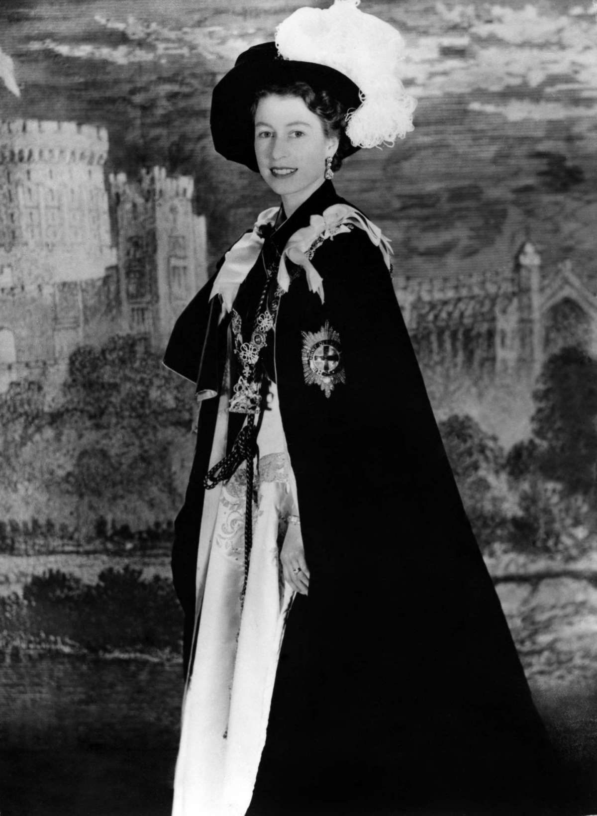 La regina Elisabetta II con l'abito dell'Ordine di Garter