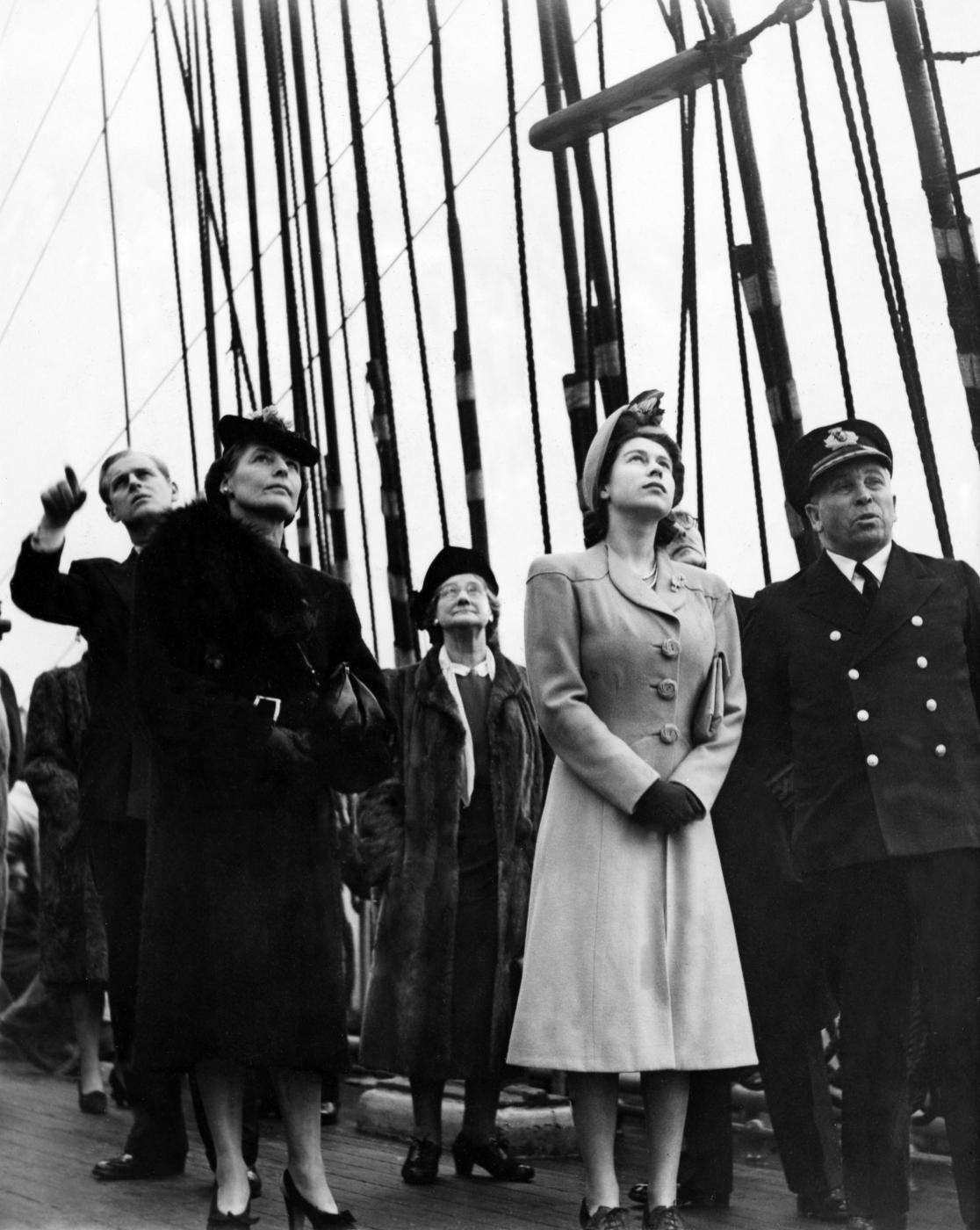 La regina Elisabetta II visita la barca Pamir