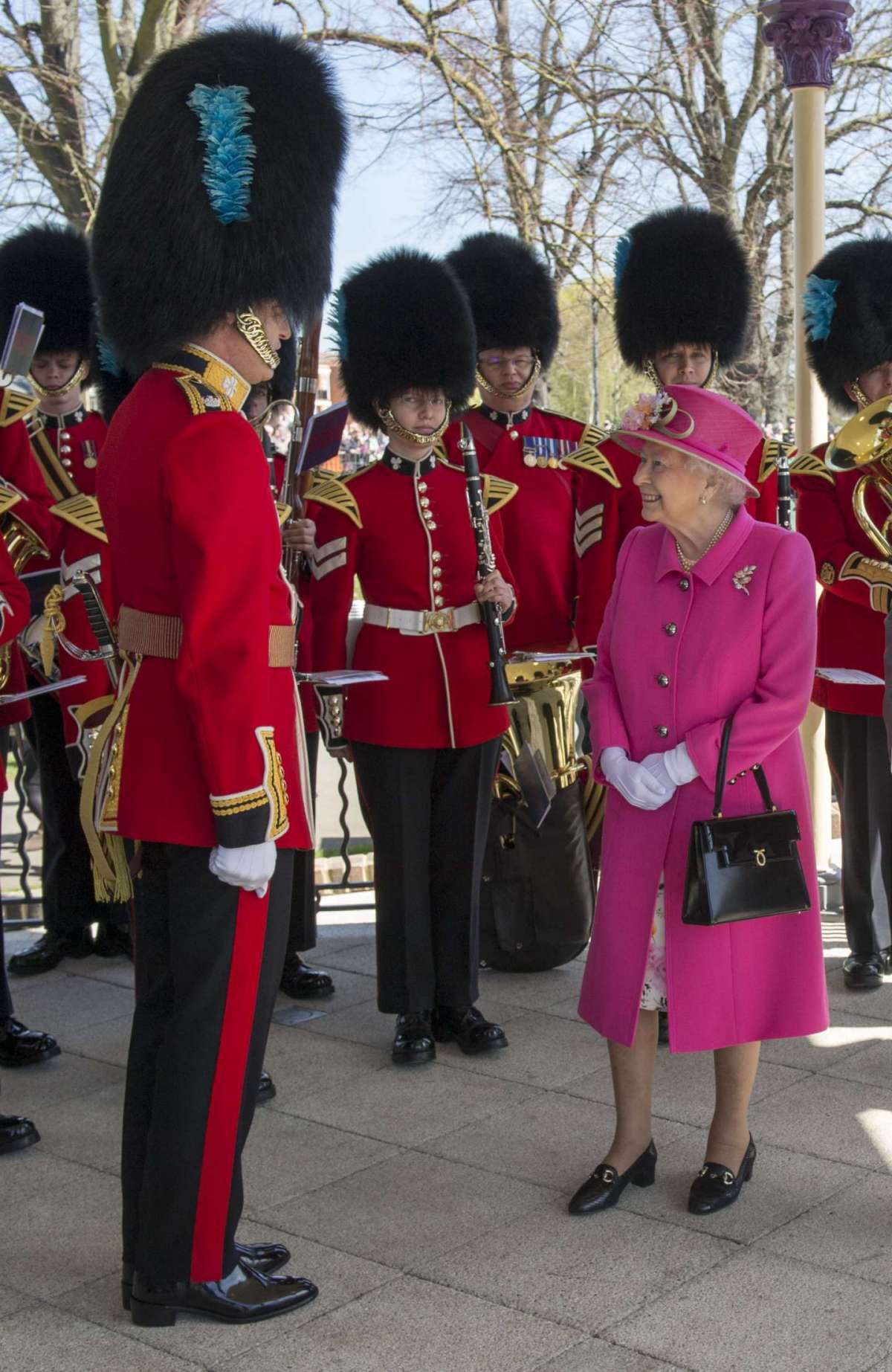 La sovrana britannica saluta le guardie inglesi