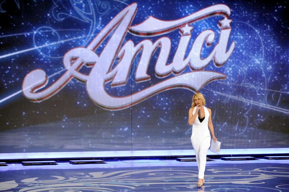 La star tv in outfit bianco