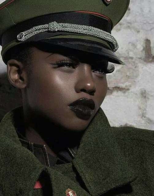 Labbra scure verde militare