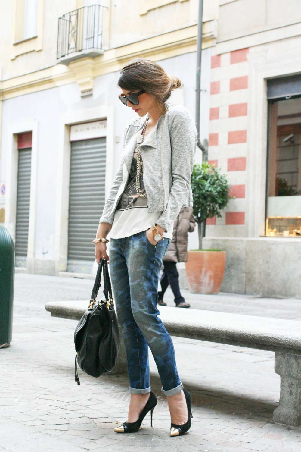 Look casual chic con scarpe con tacco