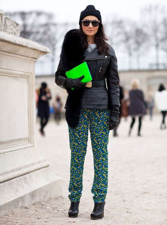 Look con borsa verde fluo