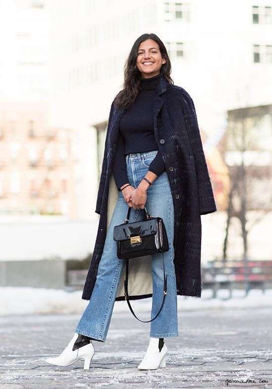 Look con jeans alla caviglia svasati