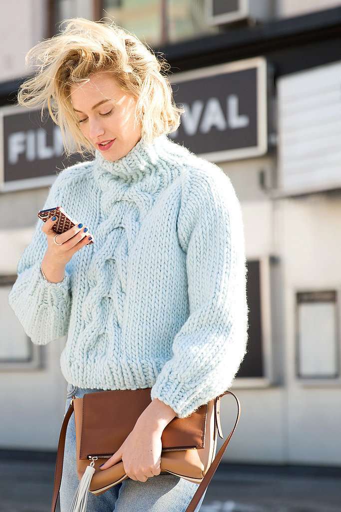 Maglione pastello e accessori beige