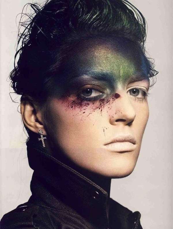 Make up militare sulla fronte con occhi insanguinato