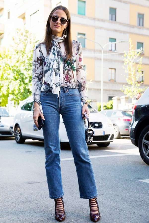 Pantaloni alla caviglia e blusa fiorata