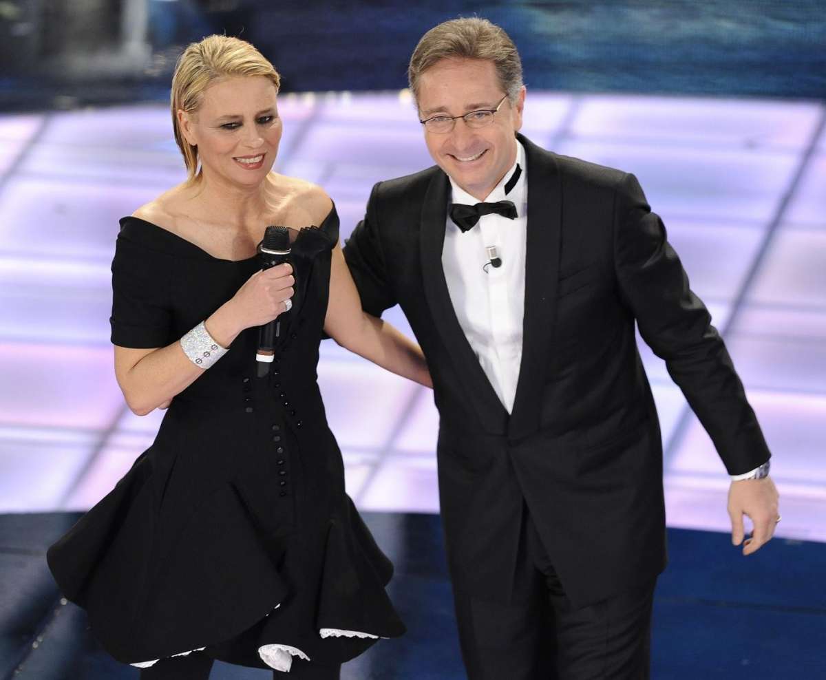 Paolo Bonolis scherza con Maria De Filippi