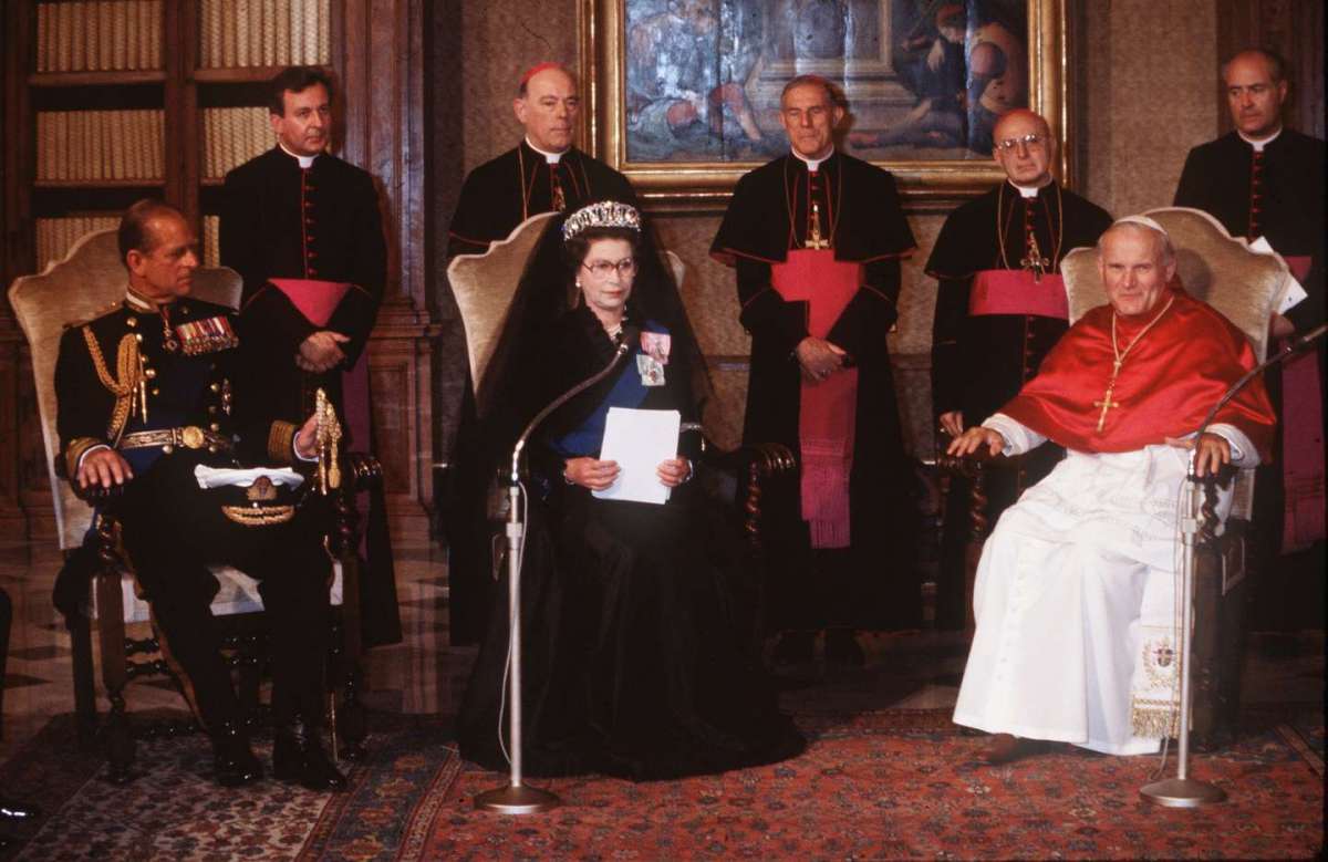 Papa Giovanni Paolo II riceve la regina Elisabetta in Vaticano nel 1980
