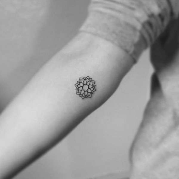Piccolo tatuaggio mandala sul braccio