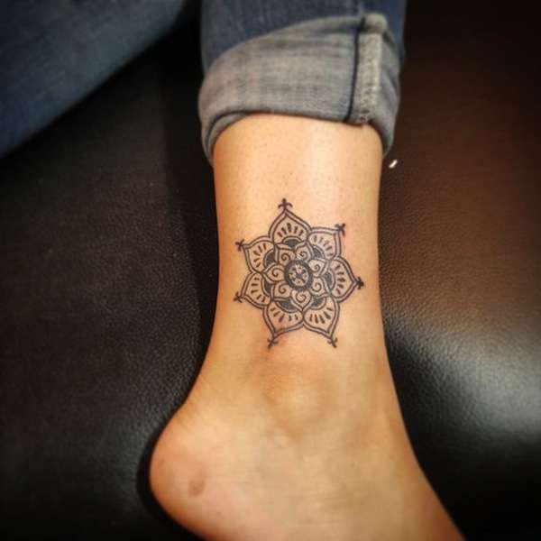 Tatuaggio mandala caviglia